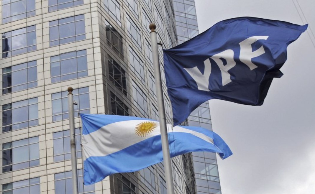Milei ratificó su intención de privatizar YPF y los medios públicos | Política