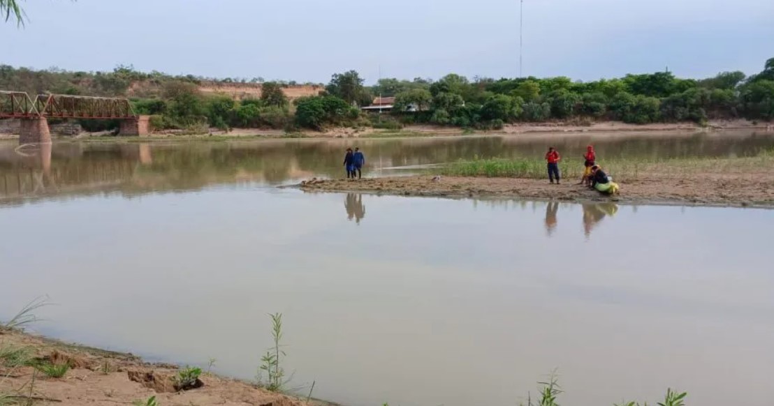 Se tiró al río, logró rescatar a su hijo de 8 años y murió ahogado | Actualidad