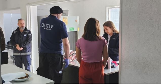 Rescataron a cuatro jóvenes en un paso fronterizo de Santa Cruz que eran llevadas desde Paraguay hacia Chile | Actualidad