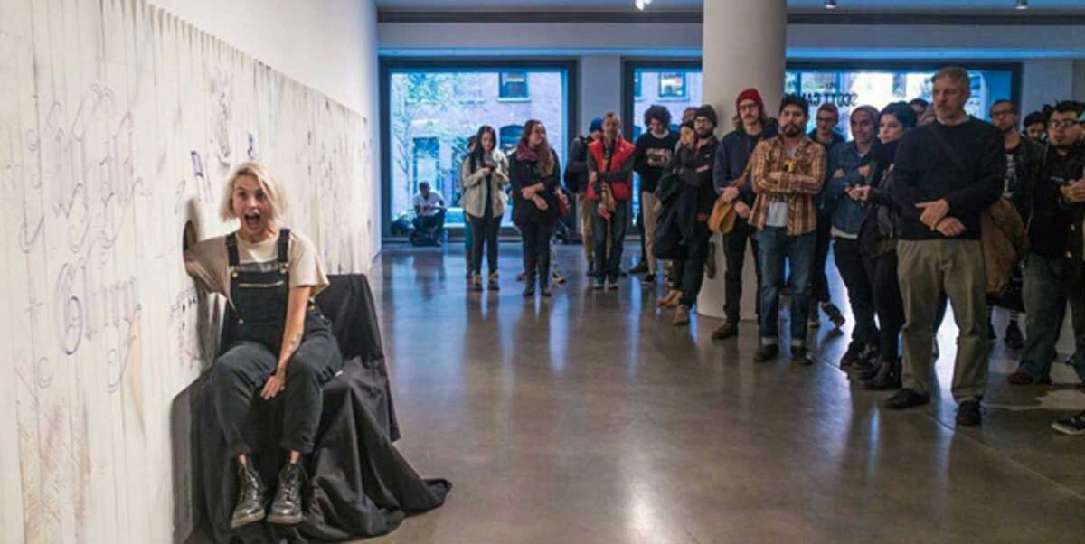 Experimento: Metieron sus brazos en un hoyo y se dejaron tatuar a ciegas | Curiosidades