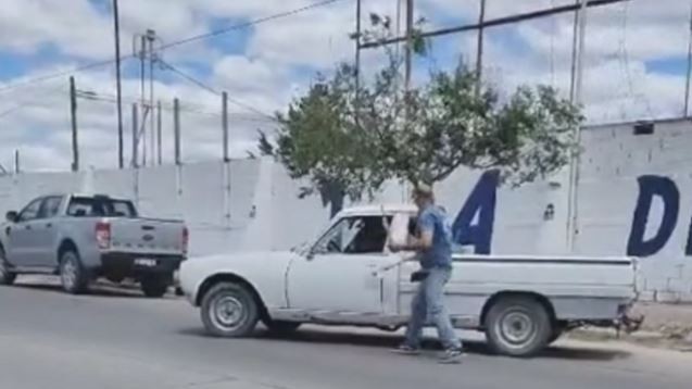 Puerto Madryn: rompió la camioneta de su amigo porque no le regaló huevos de gallina | Actualidad