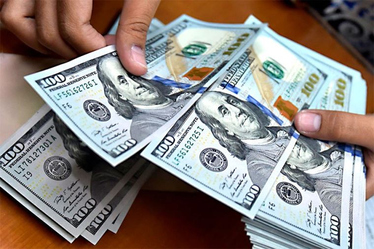 Se acentúa la baja del dólar blue, que se ubica debajo de los $900 | Economía