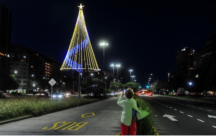 La Ciudad de Buenos Aires encendió las luces de 16 árboles navideños | Actualidad