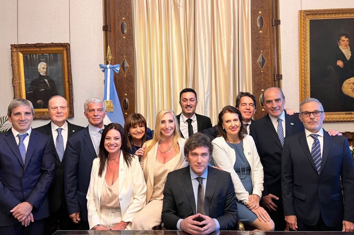 Sin transmisión oficial, Javier Milei le tomó juramento a su Gabinete | Política