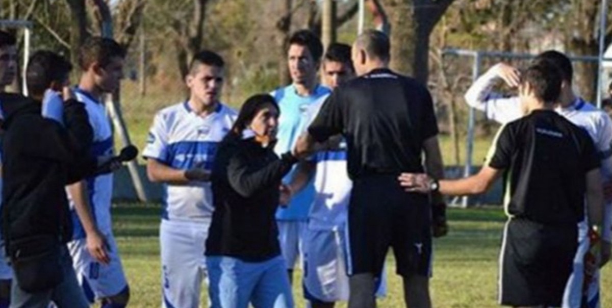 Una doctora frenó un partido de fútbol para evitar que un jugador vuelva a la cancha | Deportes