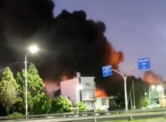 Impresionante incendio de una papelera en Villa Domínico | Actualidad