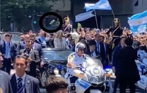 Video: el momento en el que le tiraron un botellazo a Milei mientras iba del Congreso a la Casa Rosada | Política