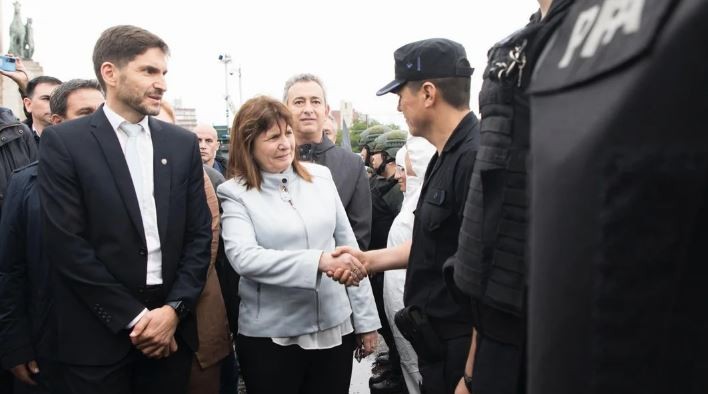 Junto a Pullaro y Javkin, Bullrich presentó el "Plan Bandera" en Rosario: "Acá no se hace lo que se quiere" | Política