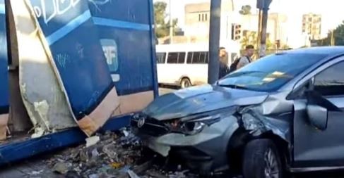 Un auto chocó contra una garita en el Puente Liniers: hay dos policías heridos | Actualidad