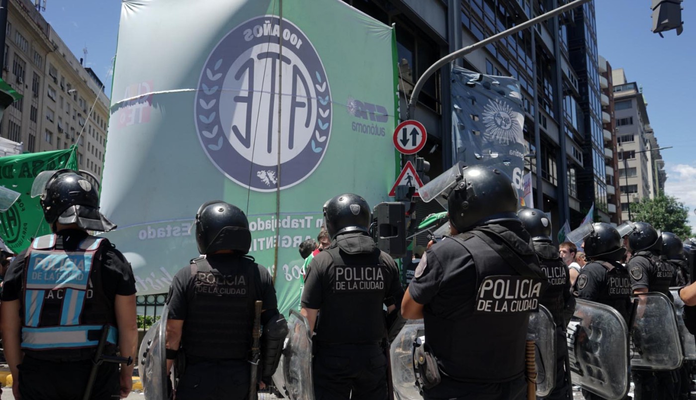 El DNU y los empleados públicos: el gobierno avanza con un fuerte ajuste del gasto | Política