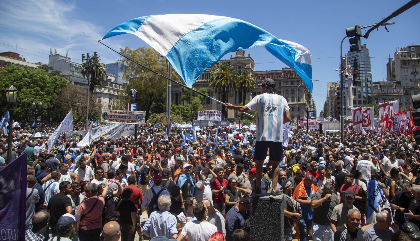 La CGT se manifiesta en Tribunales contra el DNU de Milei | Política