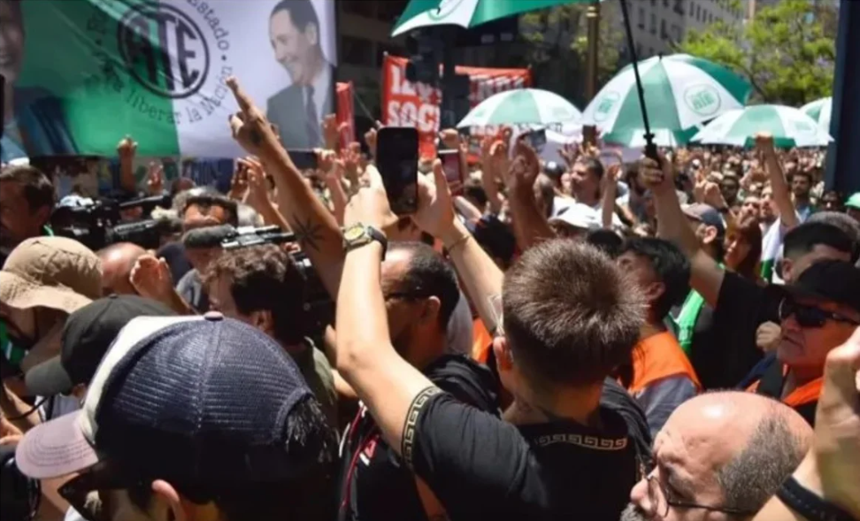 Ley ómnibus: empelados estatales de planta permanente también podrán ser despedidos | Política