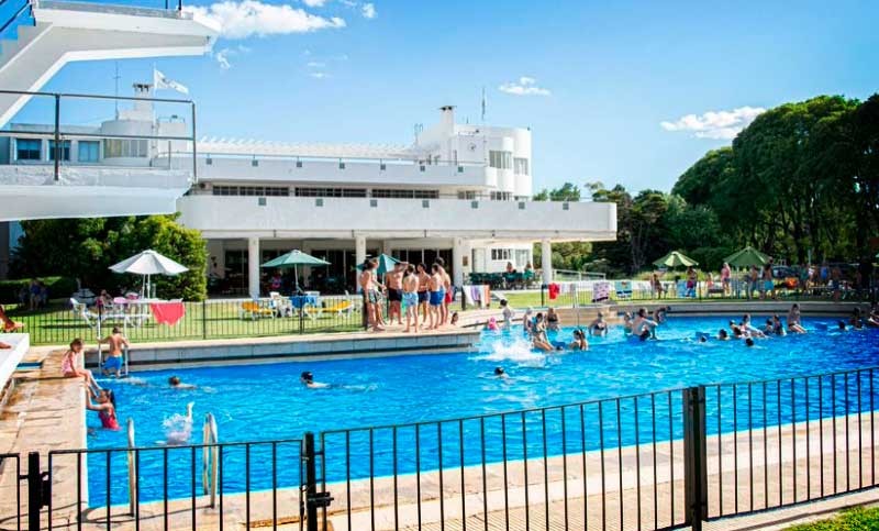 Murió el nene que habían rescatado en la pileta del Jockey Club: investigan si quedó trabado en el filtro | Actualidad