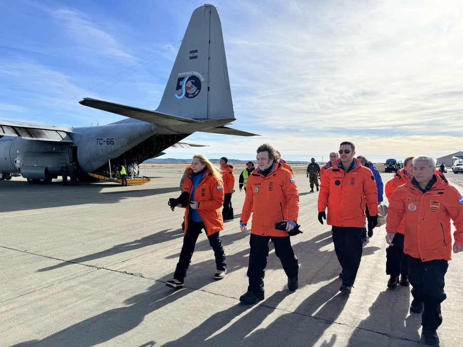 Milei partió a la Antártida para visitar las bases Marambio y Esperanza | Política