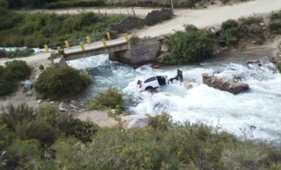 Una camioneta cayó a un arroyo y murió una joven: manejaba su novio | Actualidad