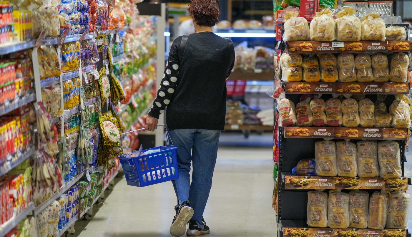 La canasta básica aumentó 27% en diciembre y una familia necesitó casi $500 mil para no ser pobre | Economía