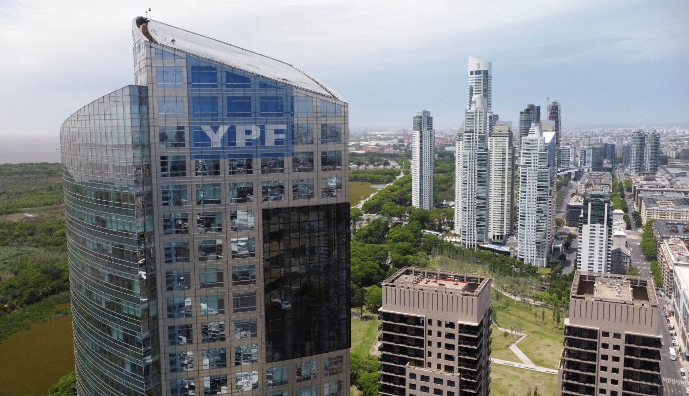 YPF sale de la mira de una privatización y sella un acuerdo histórico con Santa Cruz | Economía