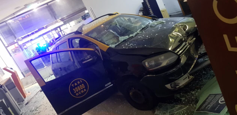 Violento choque en Belgrano: un taxi terminó dentro de un banco | Actualidad