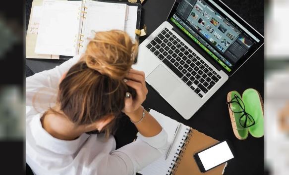 Las mujeres son más estudiosas que los hombres pero les pagan menos | Economía