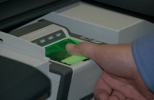 Comenzó a aplicarse un sistema de huella dactilar para el ingreso de empleados en La Plata | Política