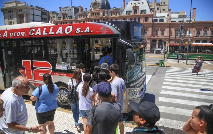 A partir de este martes los boletos mínimos del colectivo y el tren serán de $270 y $130, respectivamente | Economía