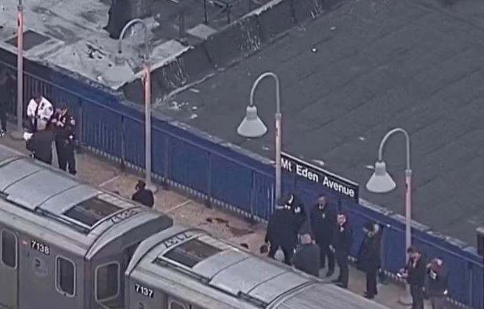 Al menos un muerto y varios heridos por un tiroteo en el subte de Nueva York | Internacionales