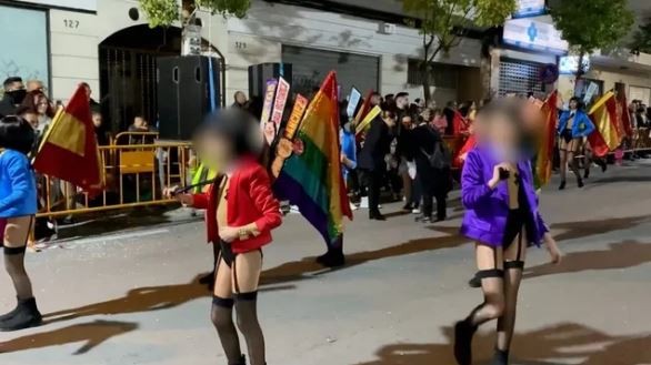 Escándalo en España por el desfile de una comparsa con niños "sexualizados" | Internacionales