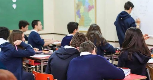 Para evitar mayores aumentos, el Gobierno volvió a eximir a colegios privados de aportes patronales | Economía