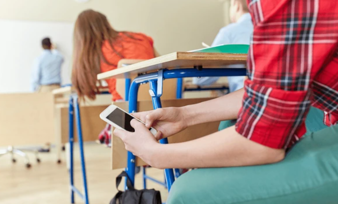 El gobierno británico prohibió el uso de celulares en las escuelas: "Son una distracción" | Internacionales
