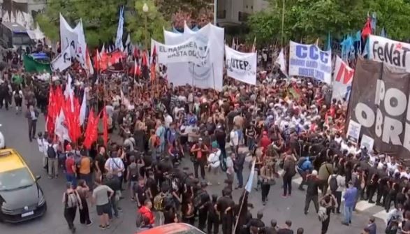 Tensión en la 9 de Julio: movimientos sociales protestan contra el Gobierno y reclaman asistencia a comedores | Política