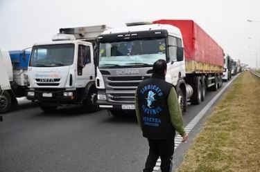 Camioneros acordó un aumento del 45% en dos tramos: 25% en marzo y 20% en abril | Economía