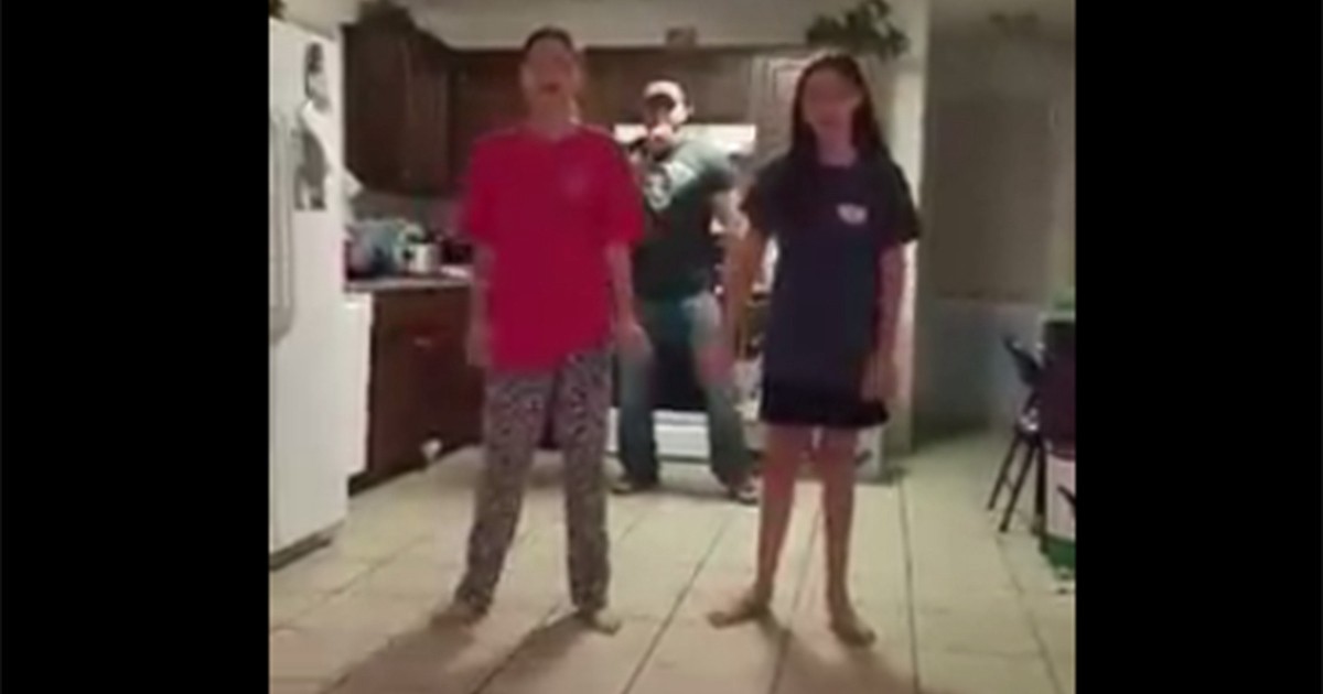 #EsViral: el padre que le arruinó la coreografía a sus hijas | Curiosidades