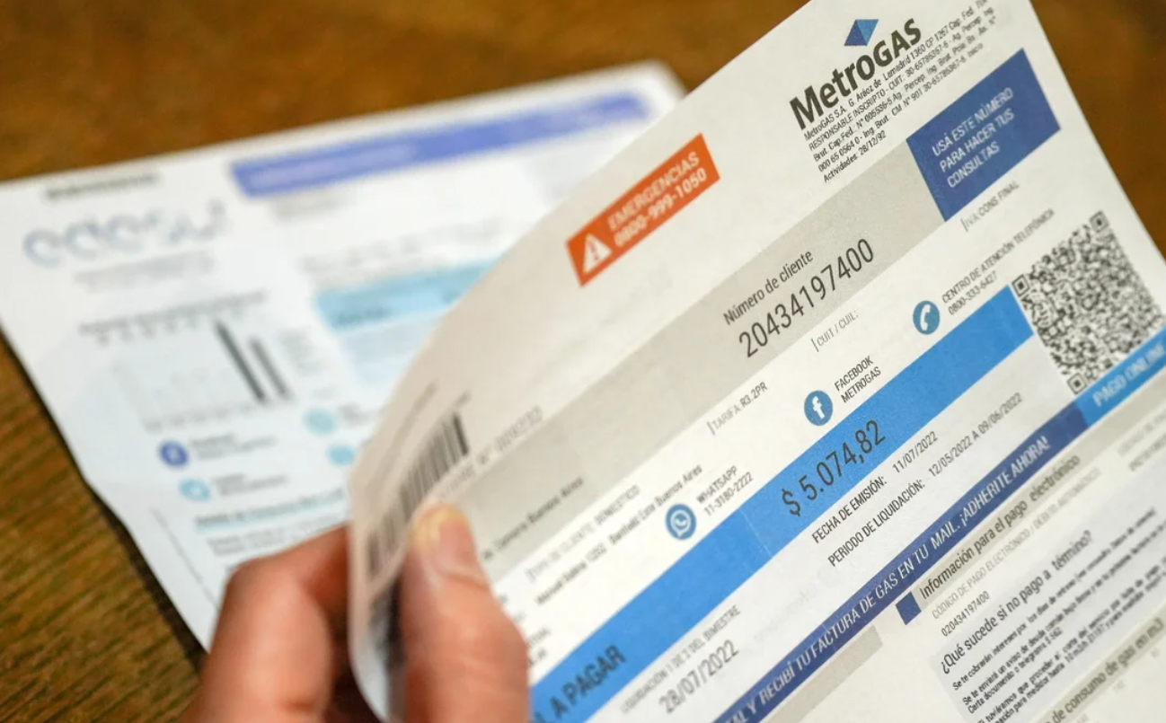 Planean quitar subsidios de luz y gas a quienes compraron dólares, viajaron al exterior o tienen prepaga | Economía