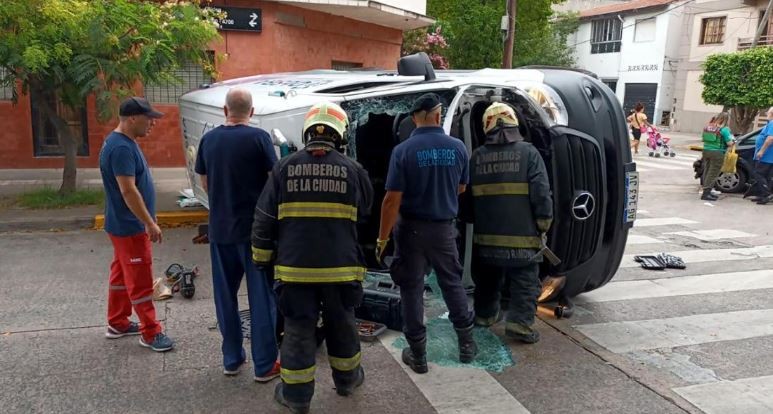Dos personas resultaron heridas en un vuelco de una ambulancia en Villa Lugano | Actualidad