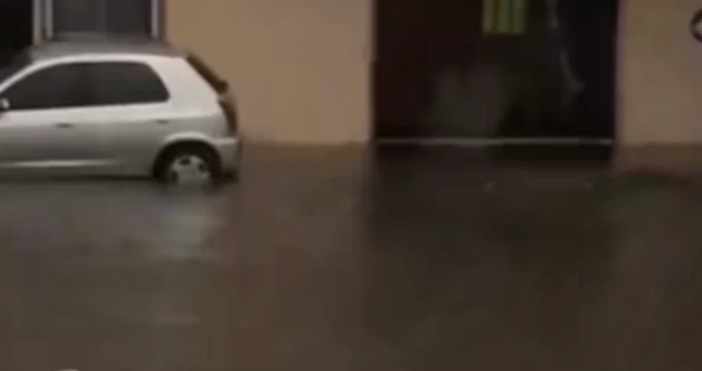 Ordenan realizarle la autopsia al cuerpo del joven que hallaron flotando en la calle en Valentín Alsina | Actualidad