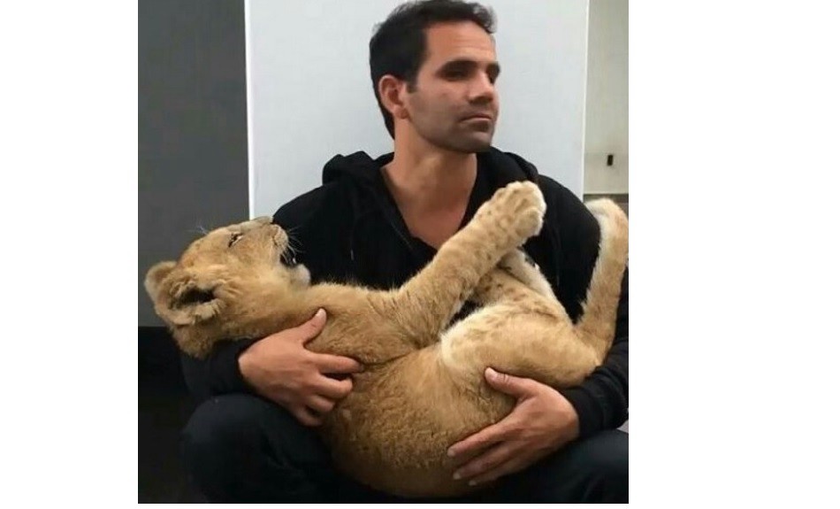 El tierno abrazo de un hombre y un león que conquista internet | Curiosidades