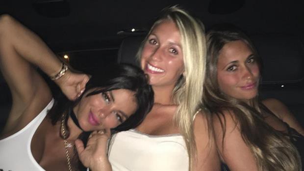 La salida de con amigas de Antonella Rocuzzo en Barcelona, mientras Messi entrena | Deportes