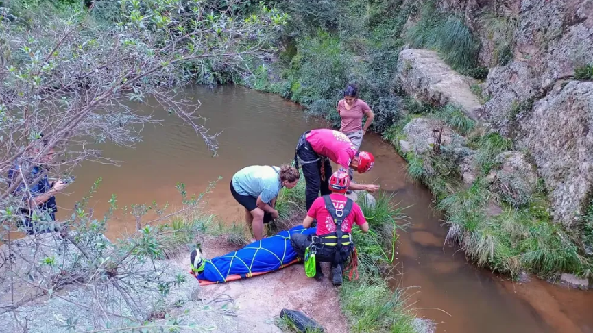 Una joven está grave tras caerse al vacío 30 metros desde un puente colgante en Córdoba | Actualidad