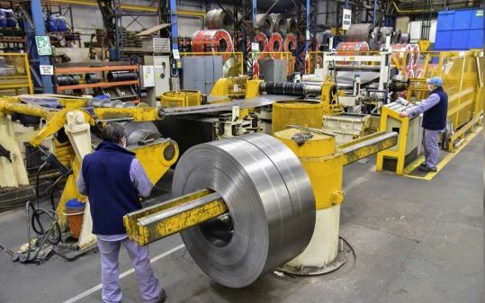 Otra fuerte señal de recesión: la producción de acero crudo cayó 21% en febrero | Economía