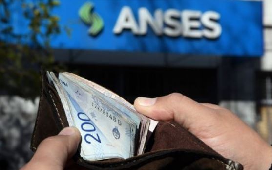 El Gobierno anunció que las jubilaciones y pensiones de abril se pagarán en dos tramos | Economía