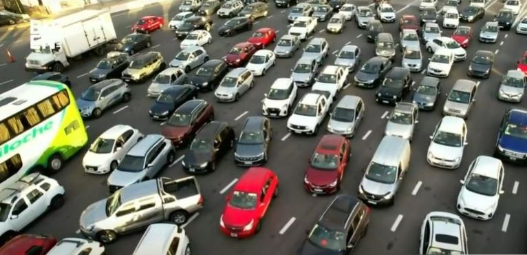 Caos en rutas y autopistas por el éxodo del finde XXL: largas colas en peajes | Actualidad