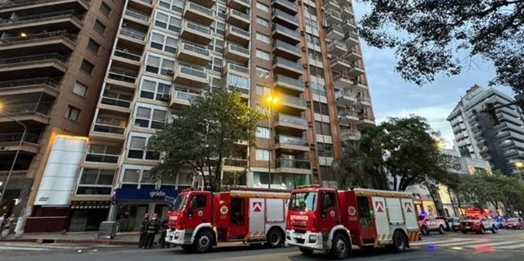 Murió el joven que estaba internado tras saltar del piso 12 de un edificio que se incendiaba en Córdoba | Actualidad