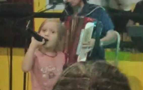 Video: una nena causa furor cantando cuarteto junto a Lorena Jiménez | Espectáculos