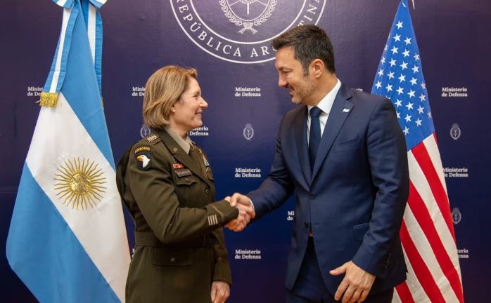 Richardson se reunió con Petri y oficializó la transferencia de un nuevo Hércules C-130H a la Fuerza Aérea | Política