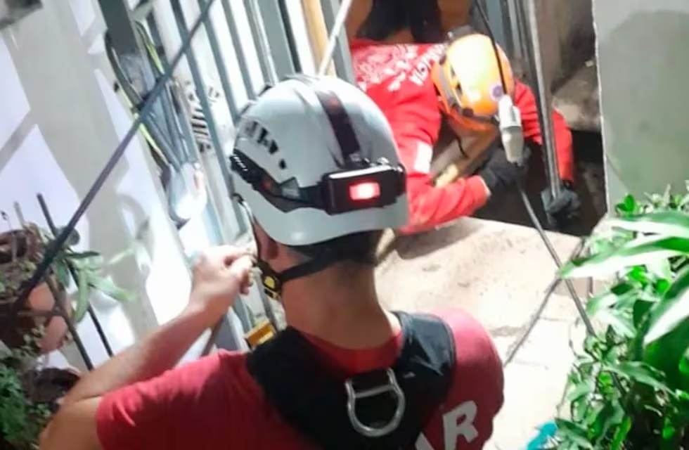Córdoba: rescataron a mujer de 69 años que cayó a un pozo ciego profundo | Actualidad