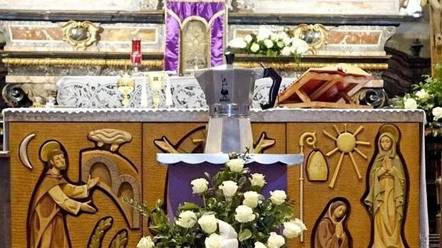 Velaron al "rey de la Moka" en una urna con forma de cafetera | Curiosidades