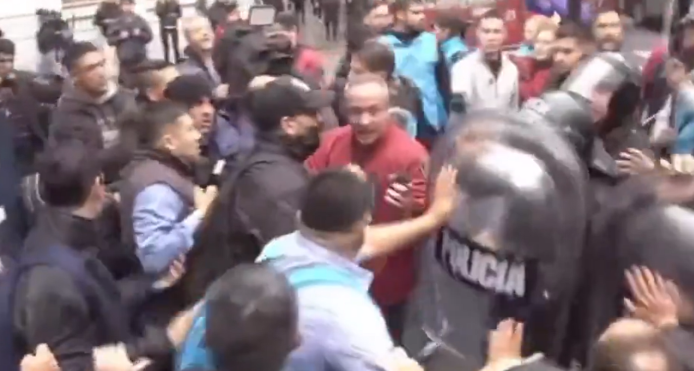 Incidentes en la sede de la UTA por una protesta de colectiveros enfrentados a Roberto Fernández | Política