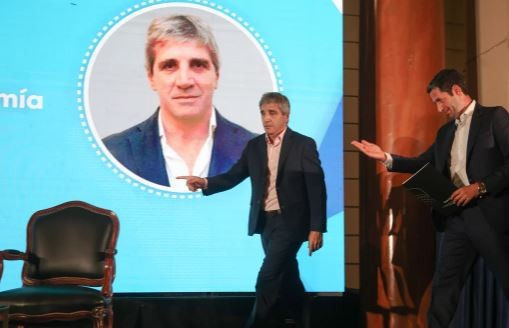 Caputo: “La sociedad está aguantando esto, aprovechémoslo” | Economía