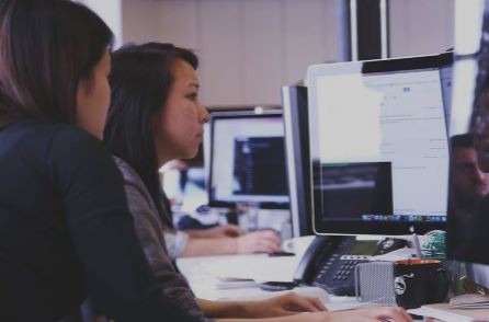 Se lanza programa de becas regional para mujeres en tecnología | Actualidad