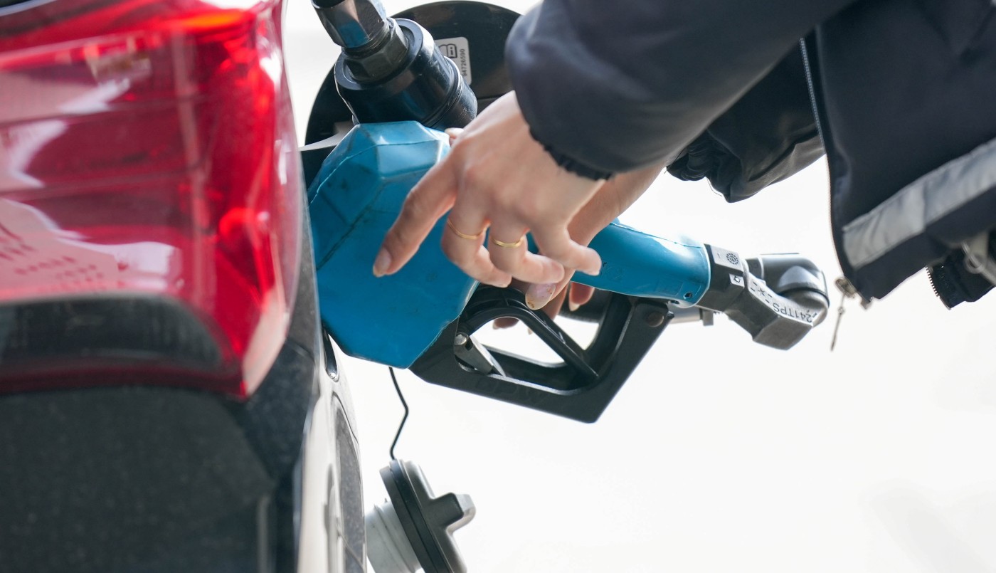 Para atenuar la inflación, el Gobierno frena la actualización del impuesto a los combustibles y el alza de tarifas | Economía